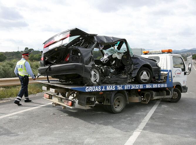 Tres personas han resultado muertas y otras nueve heridas de diversa consideración en un accidente múltiple de tráfico ocurrido hoy en el kilómetro 868 de la carretera nacional N-420, en el término municipal de Riudoms (Tarragona). El accidente mortal se ha registrado alrededor de las 09:42 horas y en el mismo se han visto implicados tres turismos y un todoterreno, que han colisionado por causas que se están investigando.