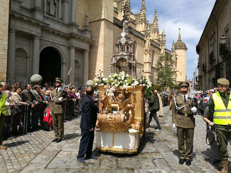 La Custodia en el momento de su salida de la Catedral