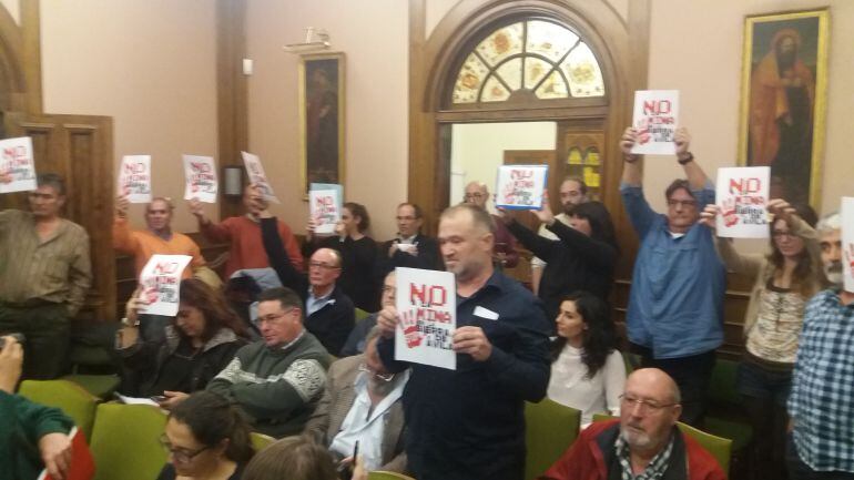 Momento en el que asistentes al Pleno muestran carteles con el mensaje &quot;No a la mina en la Sierra de Ávila&quot;