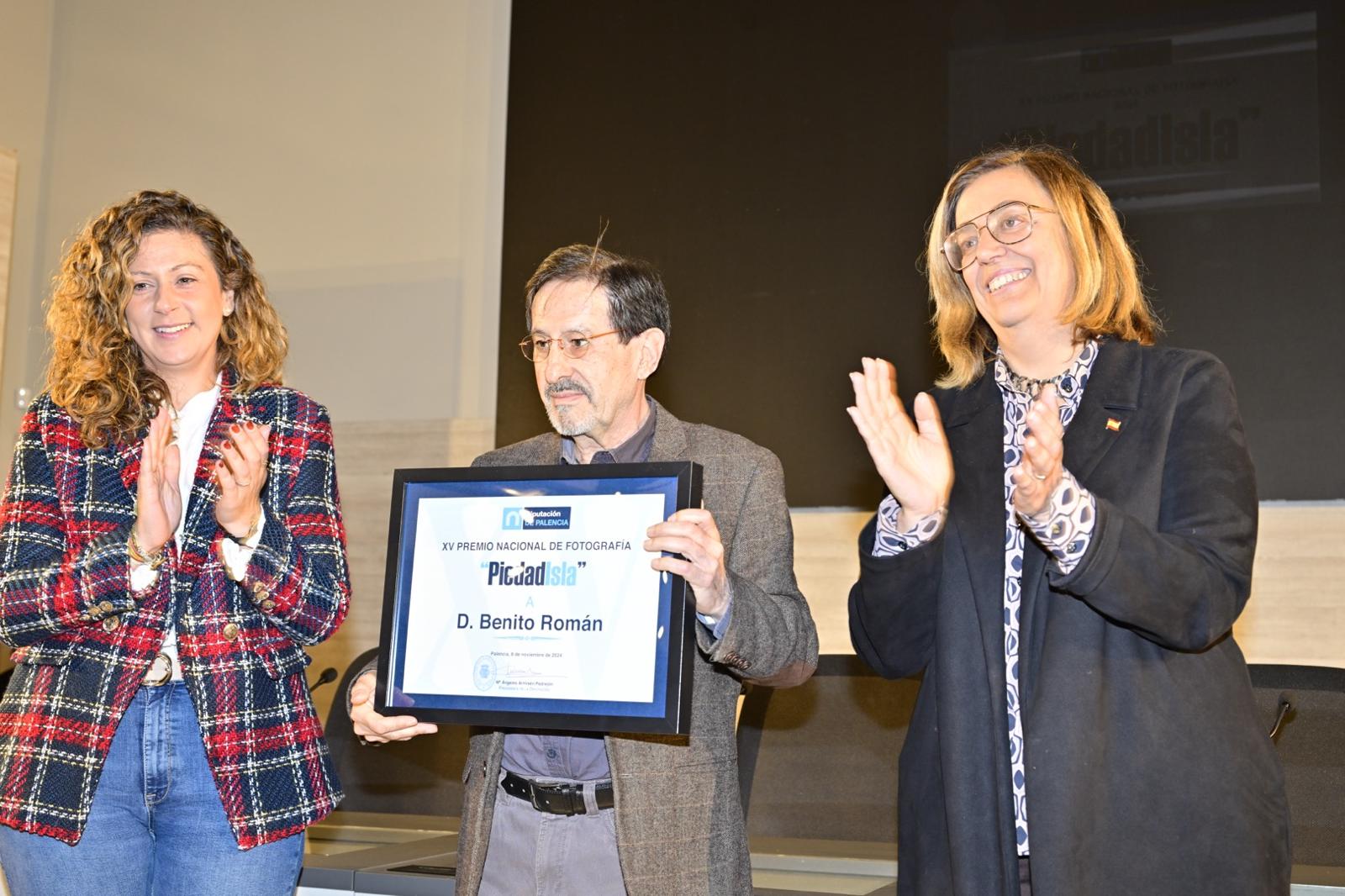 Benito Román recibe el XV Premio Nacional de Fotografía ‘Piedad Isla 2024’ que concede la Diputación de Palencia