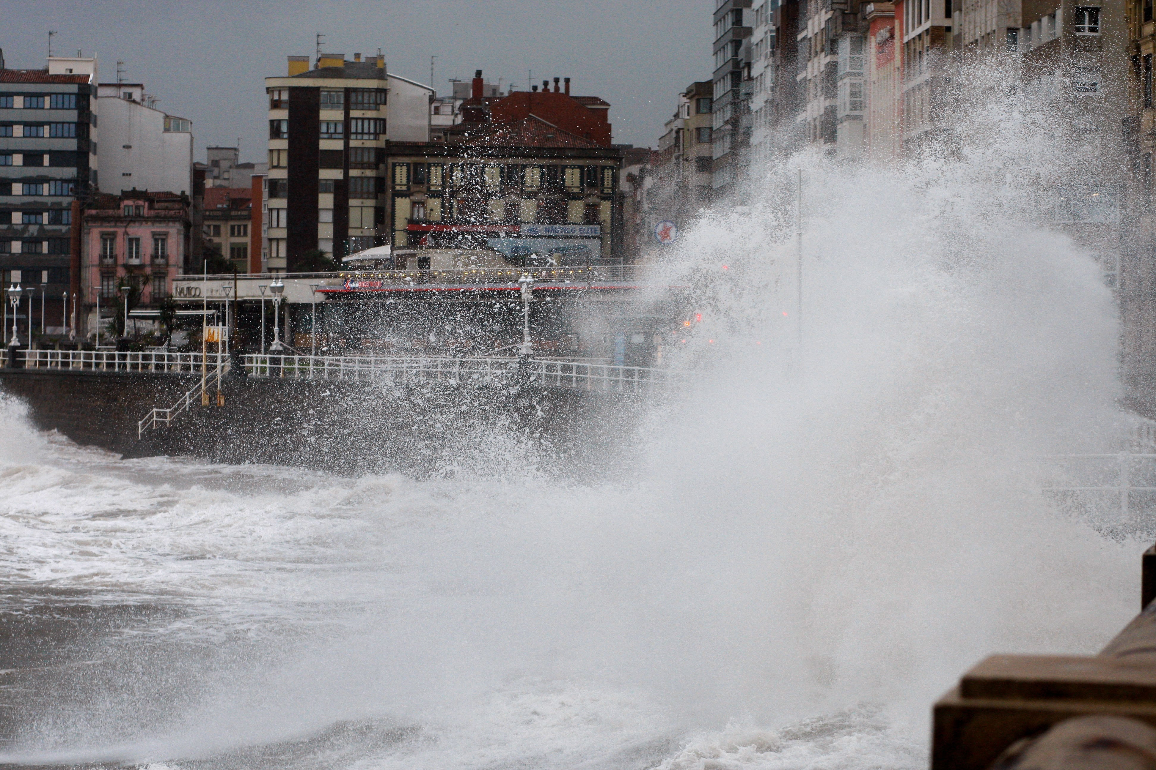 Olas de grandes dimensiones golpean con fuerza contra el Muro de San Lorenzo en Gijón este lunes.