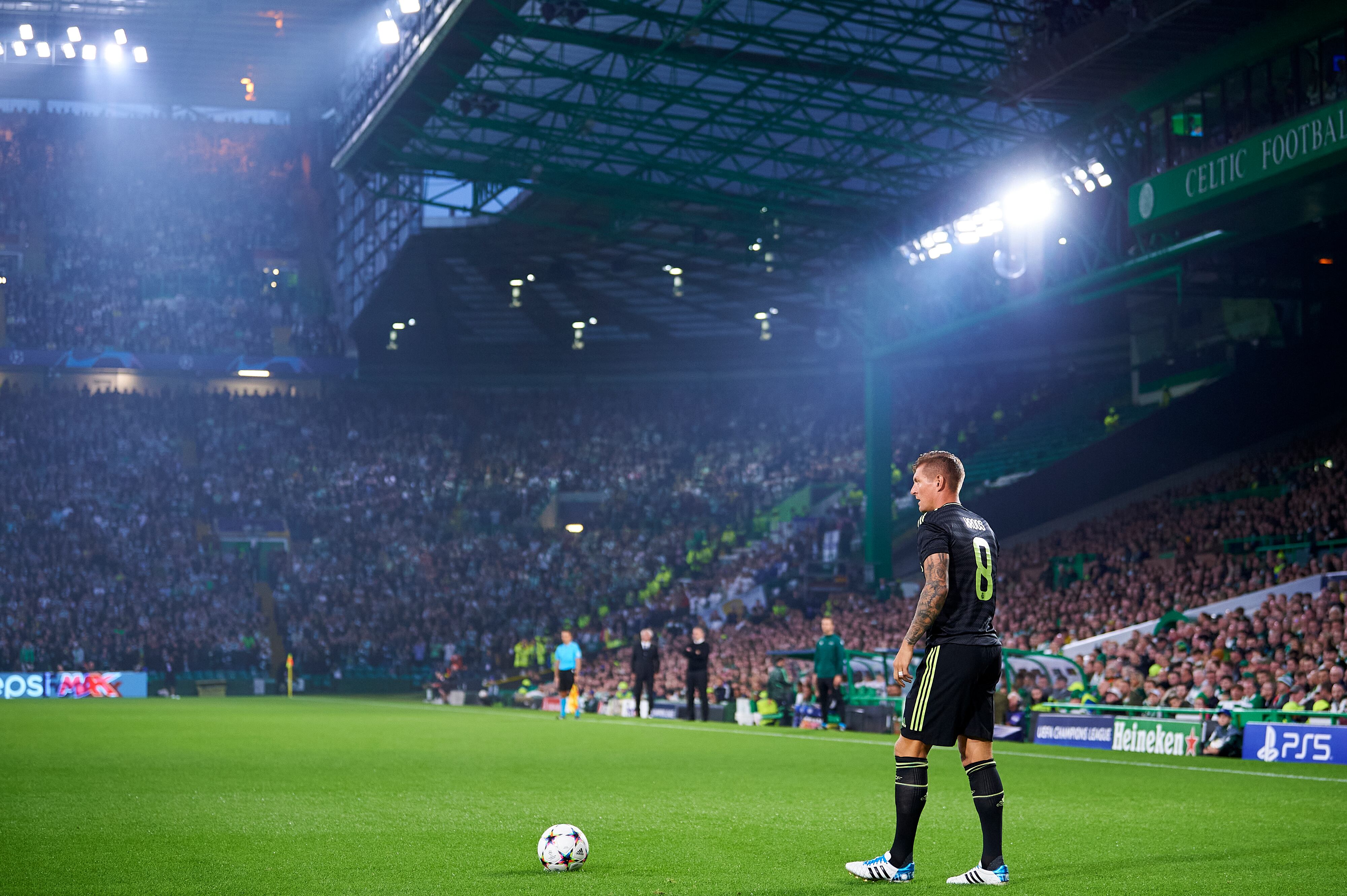 Toni Kroos lanza una falta en Celtic Park