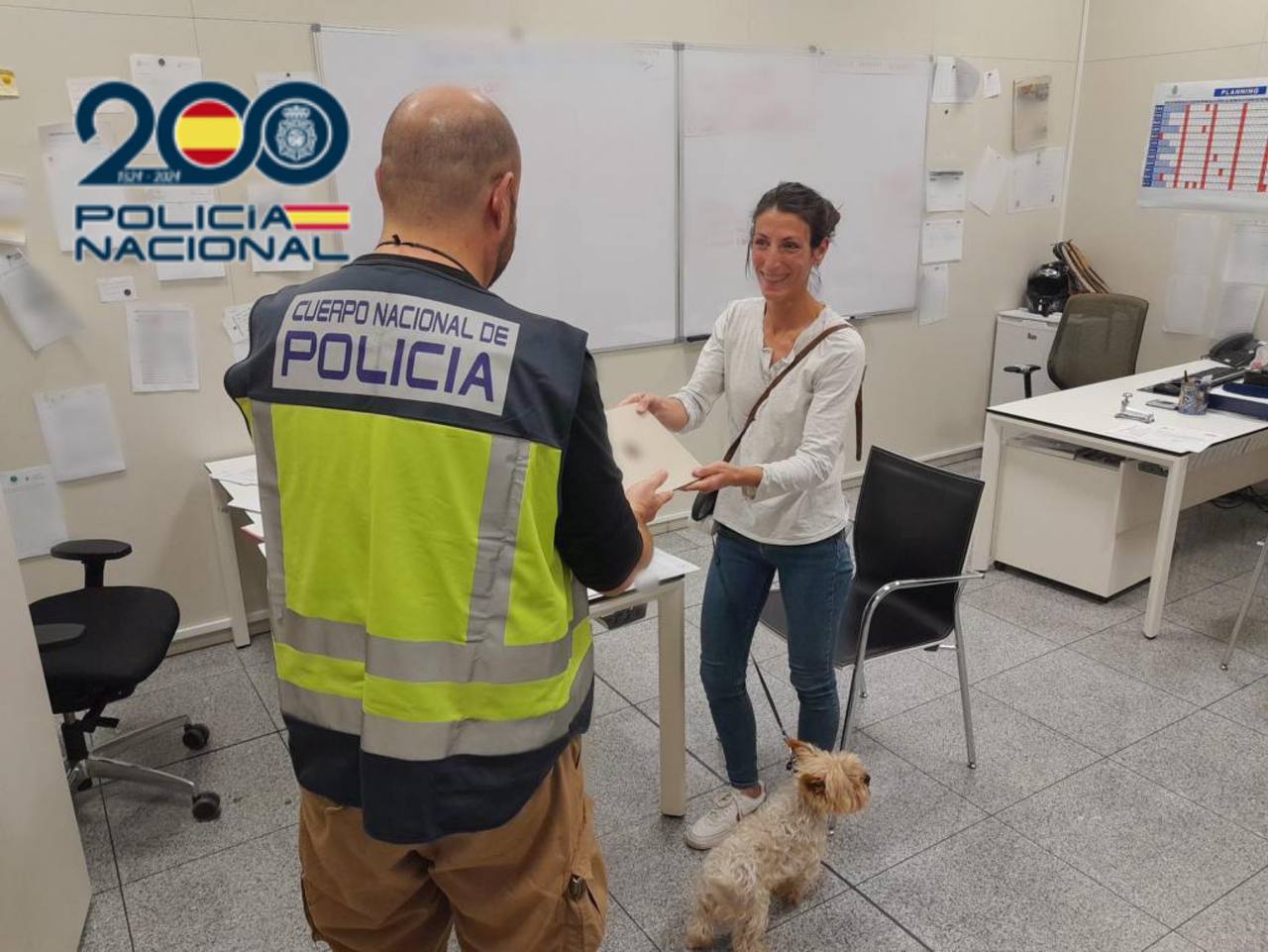 La Policía Nacional entrega el ordenador a la ciudadana belga