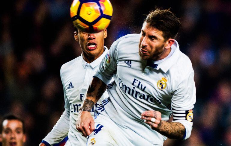 Sergio Ramos remata para marcar en el Clásico de la Liga disputado en el Camp Nou.