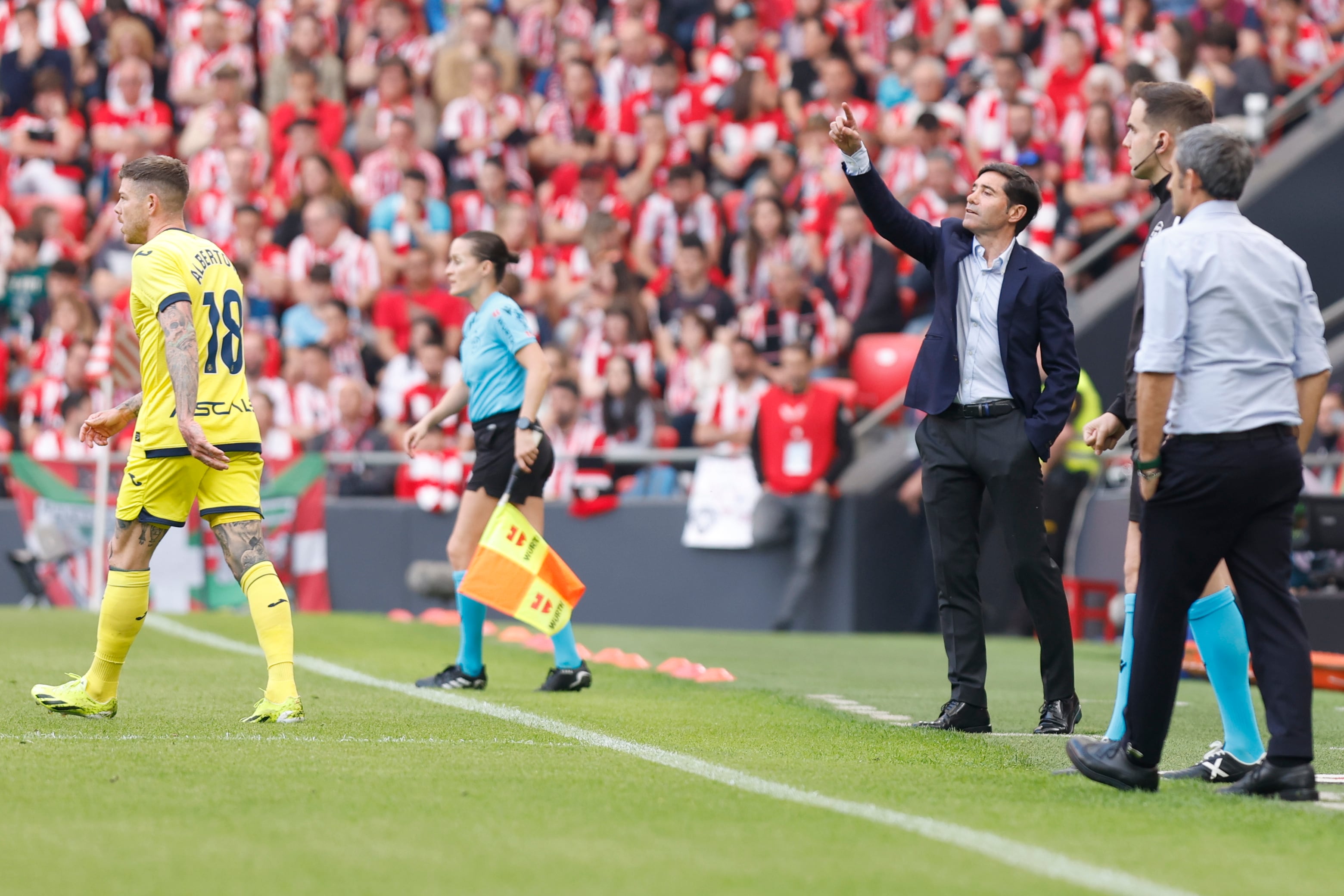 El entrenador del Villarreal, Marcelino García Toral, reacciona durante el encuentro correspondiente a la pasada temporada entre el Athletic y el Villarreal