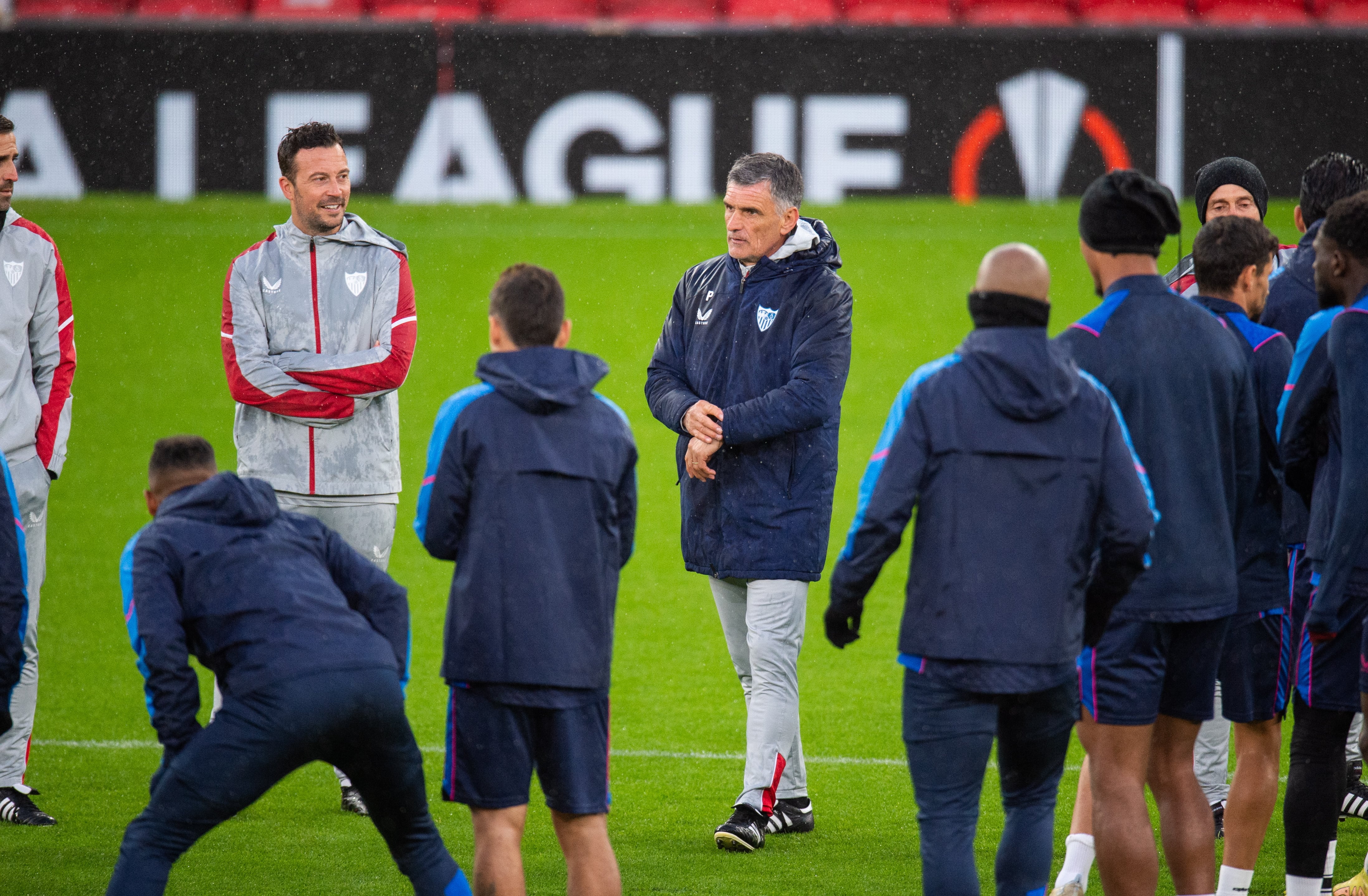 Mendilibar, durante el entrenamiento del Sevilla FC antes de enfrentarse al Manchester United en cuartos de la Europa League. (Reino Unido) EFE/EPA/PETER POWELL