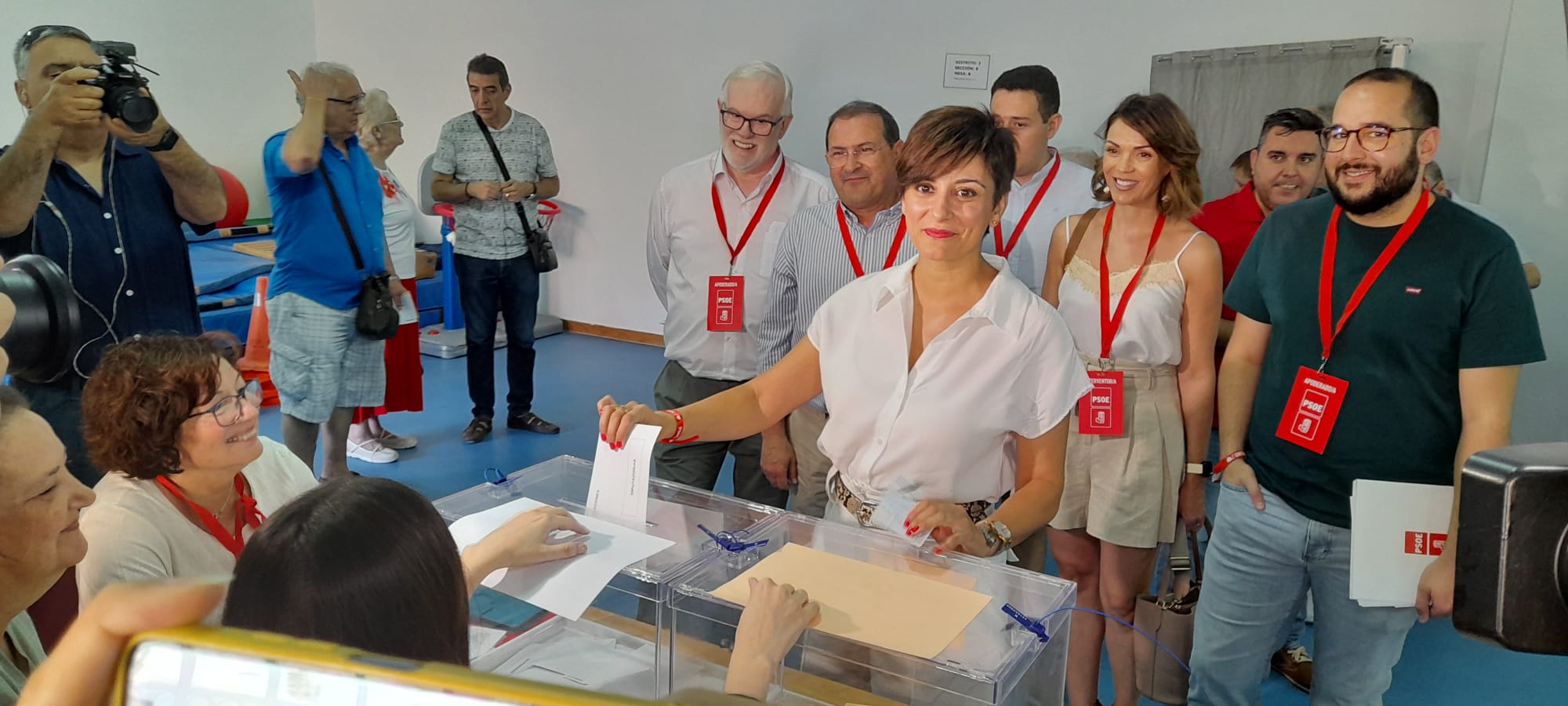 Isabel Rodríguez votando en Puertollano