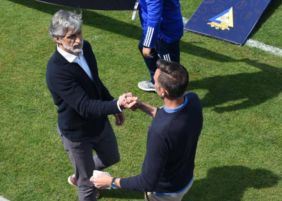 El hasta hoy técnico el Córdoba, Pablo Alfaro saludando a Cifuentes 