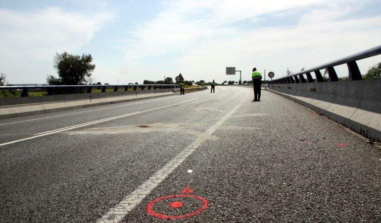 Dos morts i tres ferits menys greus en un xoc entre tres turismes i una moto a la N-340 a Santa Margarida i els Monjos