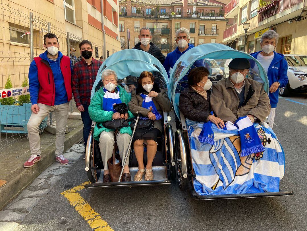 Algunos de los residentes de Caser Anaka, el delegado David Nuño y parte de trabajadores de Real Sociedad Fundazioa