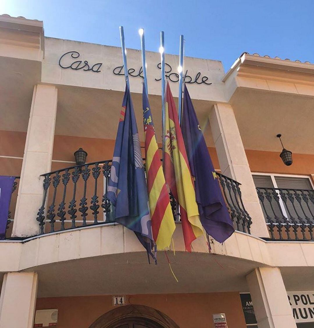 Banderas a media asta en solidaridad a las víctimas del coronavirus y por el estado de alarma 