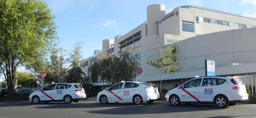 Varios taxis junto al Hospital de Fuenlabrada