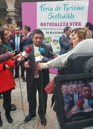 El presidente de la Diputación Provincial, Francisco Reyes, atiende a los medios en la Feria