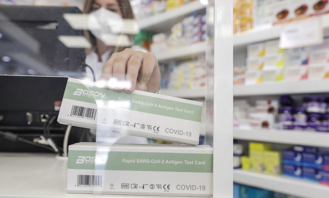Archivo - Una caja con test de antígenos contra la COVID-19 en una farmacia, foto de recurso