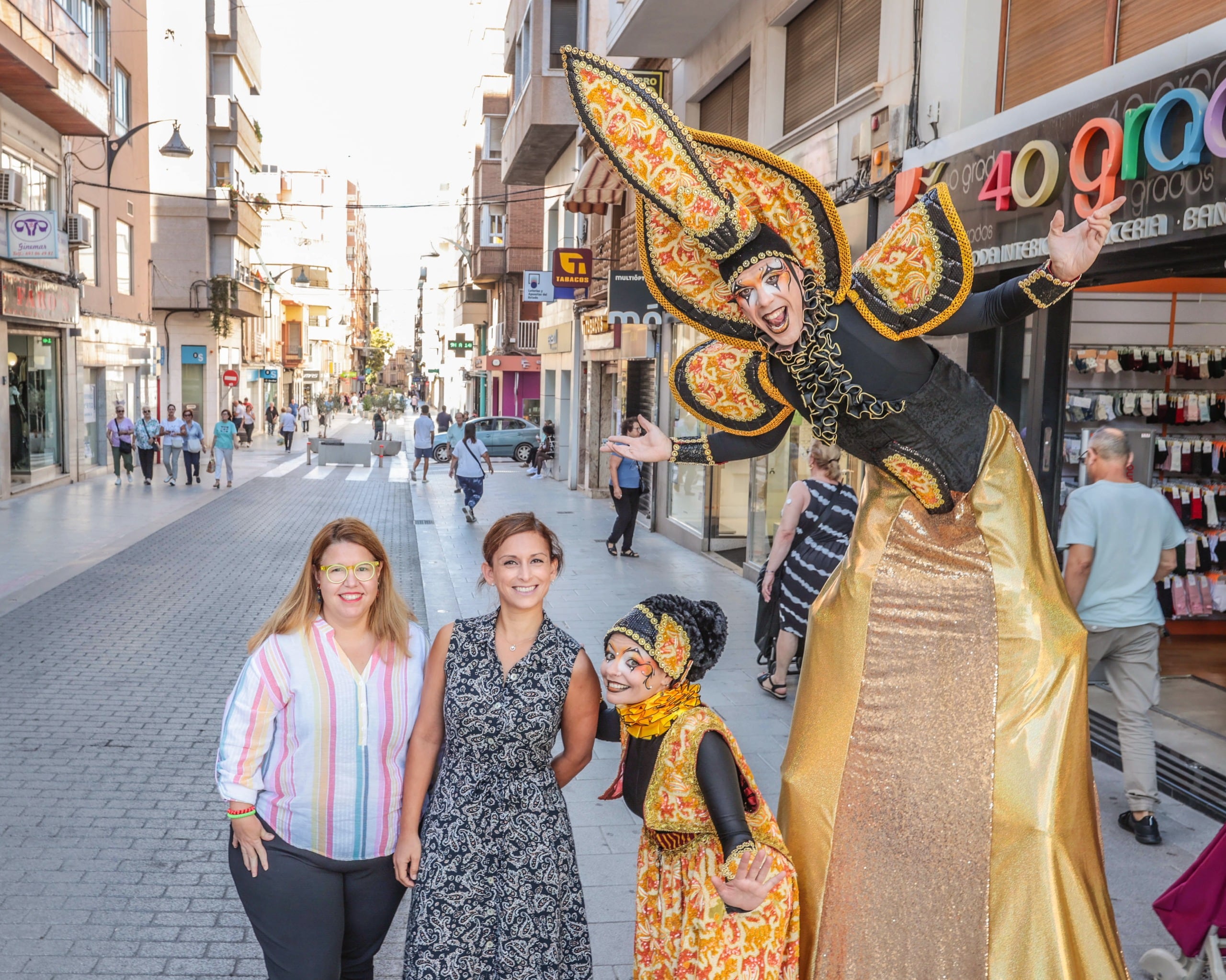 Rocío Vera, presidenta de AEDE y Silvia Ibáñez, edil de Comercio de Elda, animan a participar y disfrutar de las actividades que se celebrarán