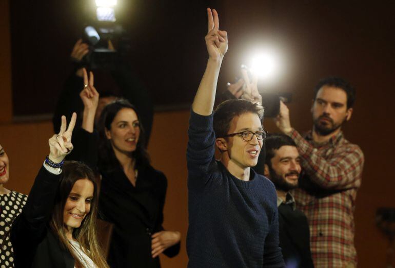 El secretario político de Podemos, Íñigo Errejón, realiza un gesto durante el acto que culmina su campaña Recuperar la ilusión, en Valencia, ante la Asamblea Ciudadana de este fin de semana en Vistalegre.