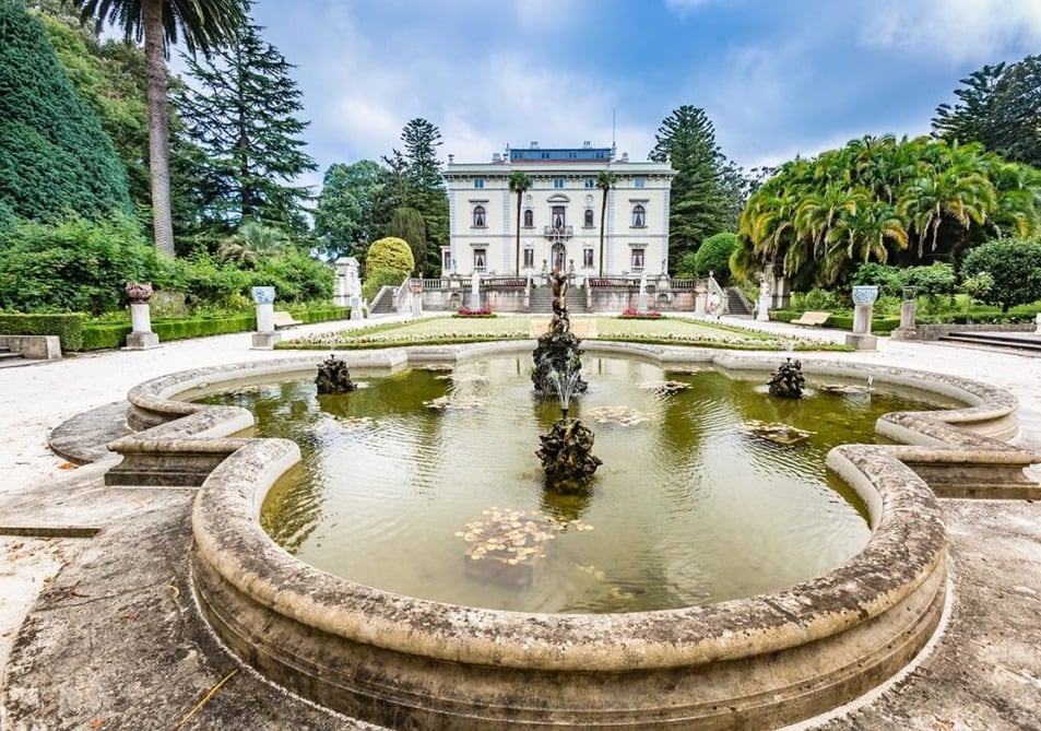 La Quinta, de la Fundación Selgas-Fagalde, desde uno de sus hermosos jardines en El Pito (Cudillero)