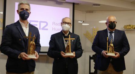 El imaginero, pintor y escultor Mario Moya; el cura párroco de la Concepción D.Diego Capado y el hermano mayor de la Hermandad de Nazareno de Huelva. Premios Cruz de Guía 2021