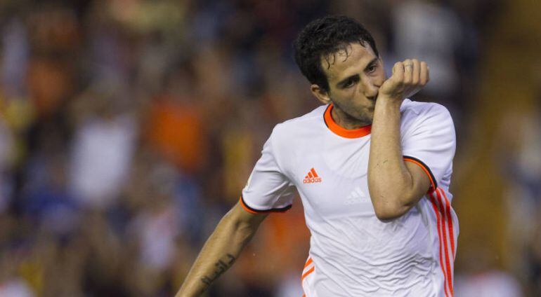 Parejo celebra un tanto durante esta temporada con el Valencia