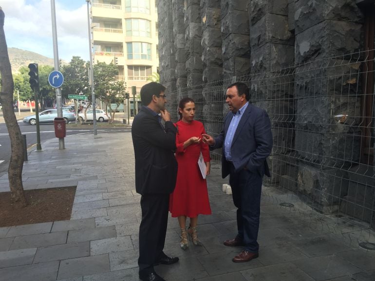 La vicepresidenta, Patricia hernández junto con Manuel Ramón Plasencia y José Luis Molina de la FECAM antes de la firma del convenio. 