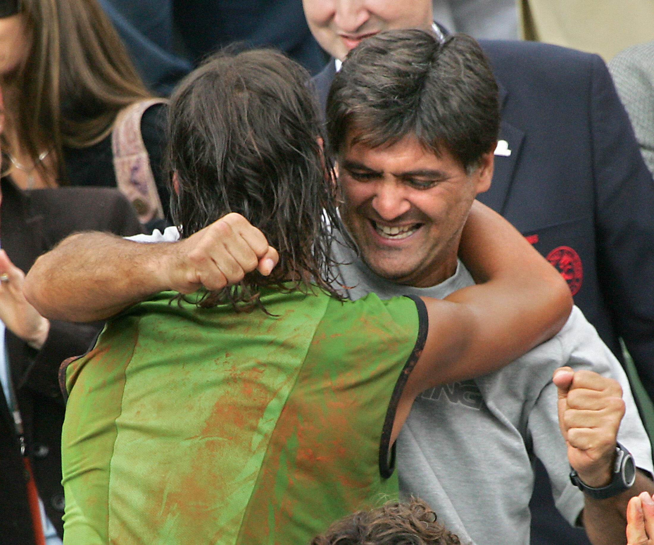 Toni y Rafa Nadal se abrazan después de que el tenista ganase su primer Roland Garros, en 2005.