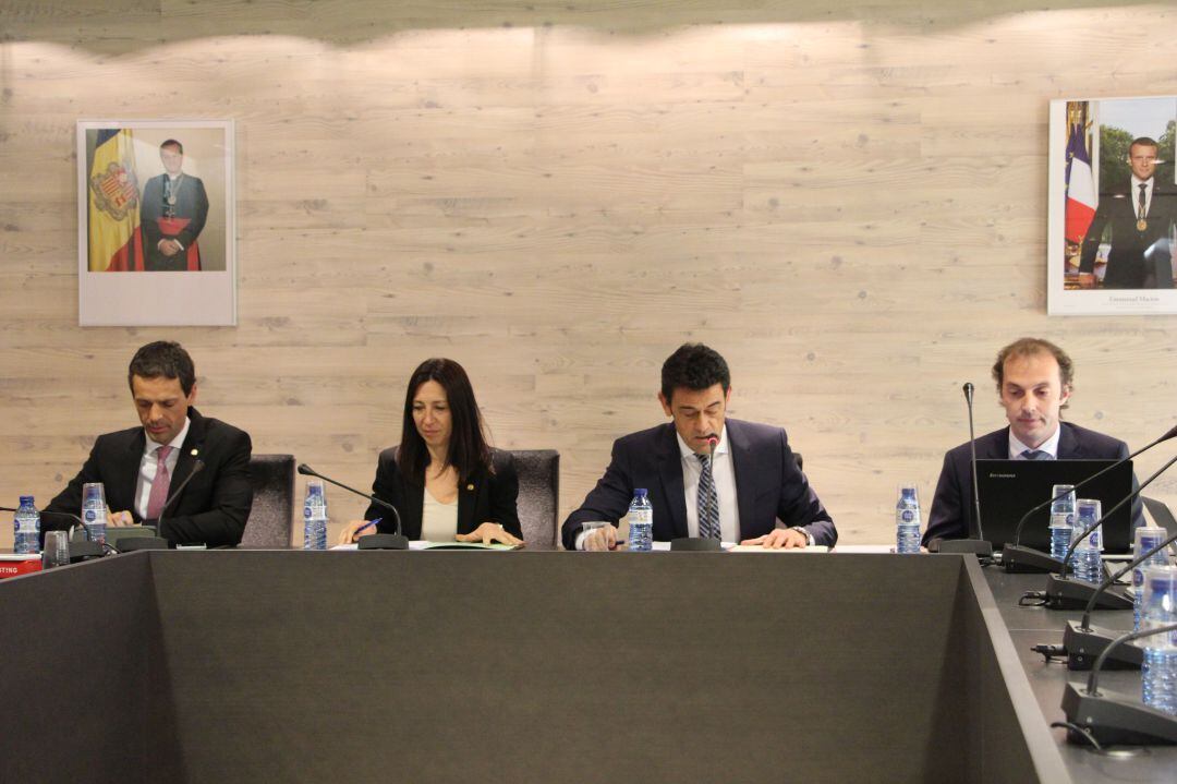 Josep Àngel Mortés, cònsol major, i Eva Choy, cònsol menor, presideixen la sessió de consell de comú d'Ordino.