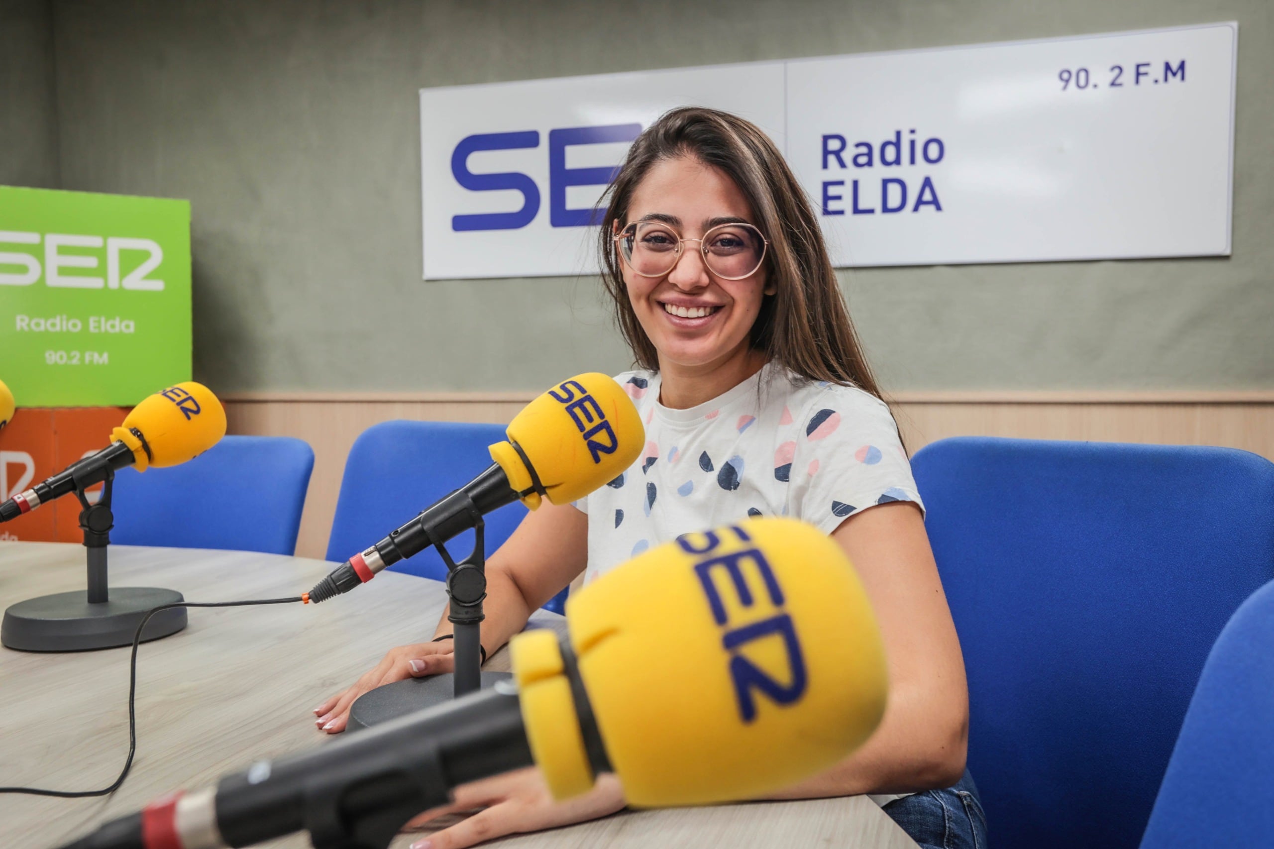 Eva Vicente ha visitado los estudios de Radio Elda Cadena SER