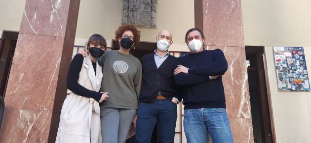 Nuria, Aurora, Pedro Ferrer y Pedro Lozano a las puertas de la Escuela de Arte