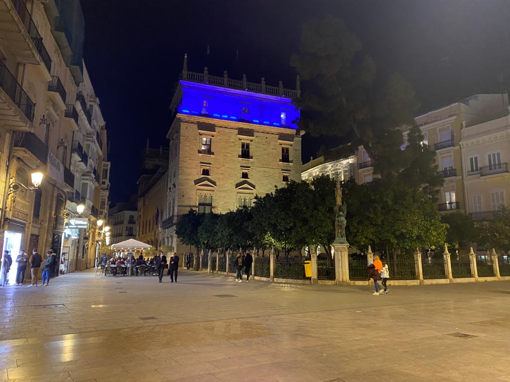 Palau de la Generalitat iluminado con los colores de la bandera de Ucrania