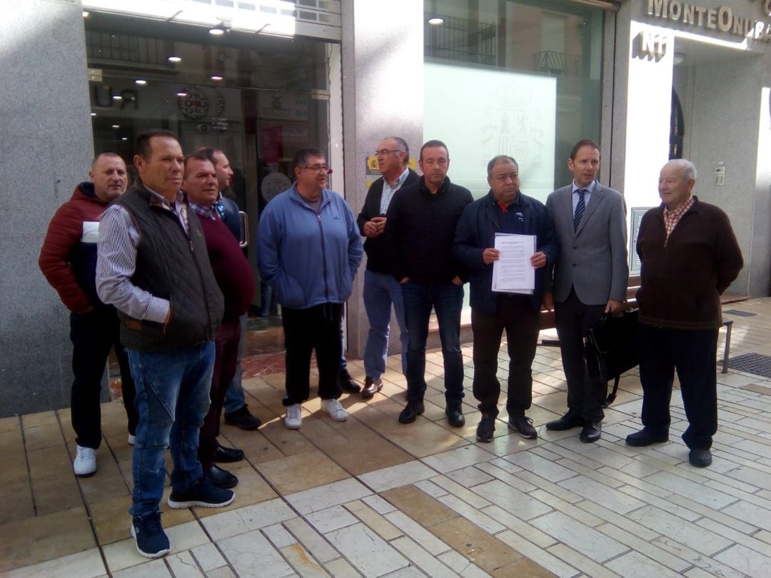 Armadores isleños a las puertas de la Subdelegación del Gobierno en Huelva. 