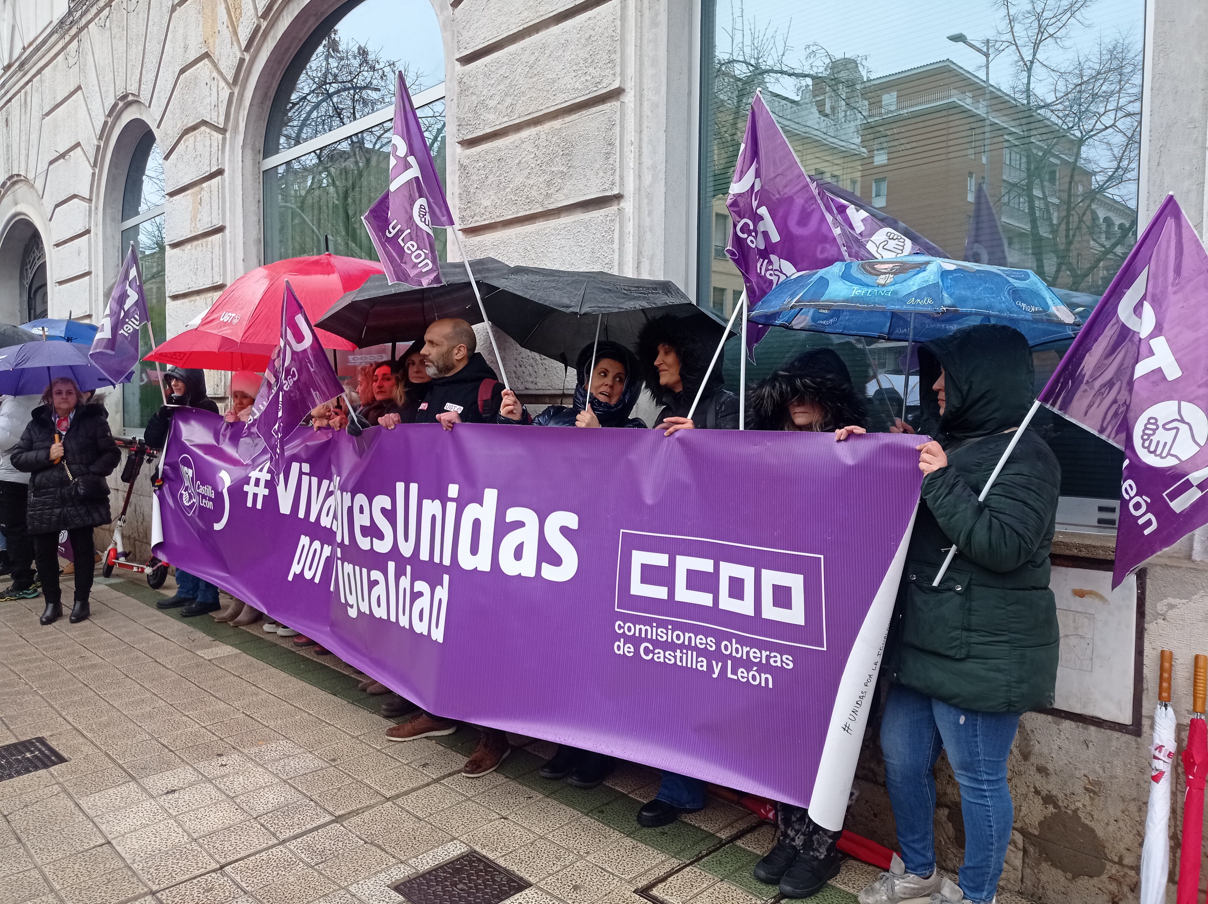 UGT y CCOO se han concentrado a las puertas de la Delegación Terirtorial de la Junta en Palencia con motivo del 8M