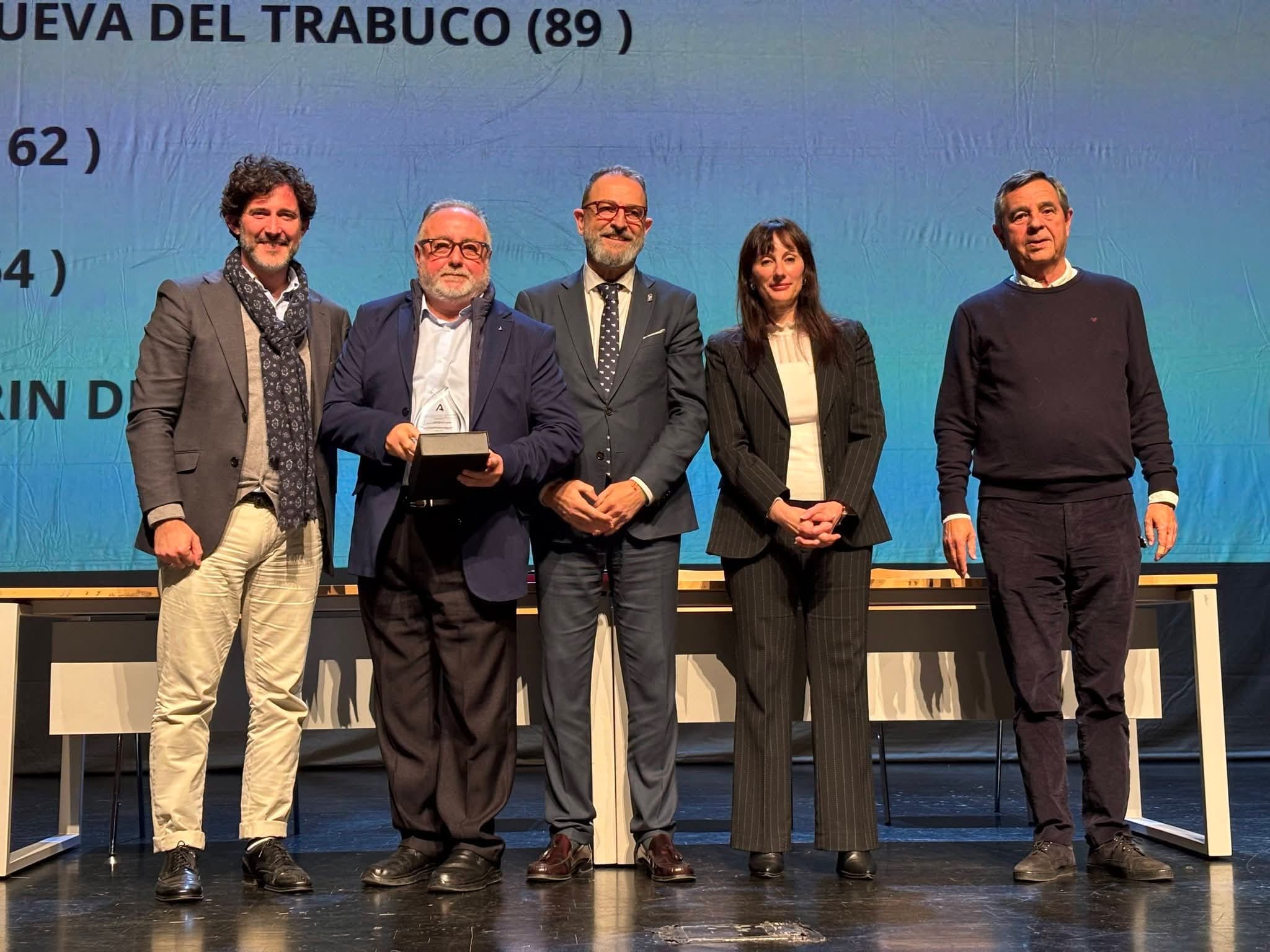 El homenaje ha estado presidido por el delegado territorial de la Consejería de Sanidad, Carlos Bautista, con la presencia de la directora asistencial del Centro de Transfusión Sanguínea, Tejidos y Células (CTTS) de Málaga, Gracia María García, y el coordinador médico del CTTC, José Emilio Alonso.