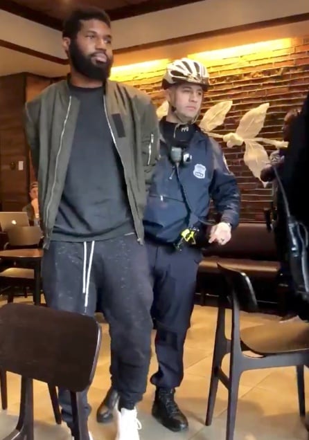 Momento en el que un hombre es detenido en el Starbucks de Filadelfia