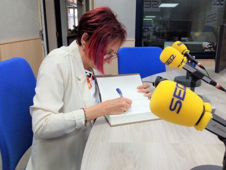 La escritora eldense en los estudios de Radio Elda Cadena SER