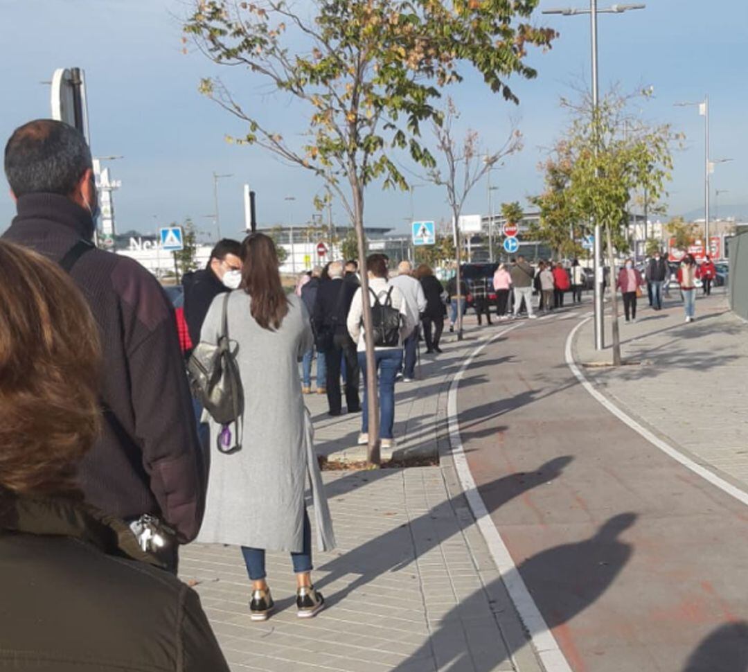 Una de las imágenes que se ha hecho viral esta semana en redes sociales en Granada de las colas generadas por el acceso a las consultas del Hospital Clínico San Cecilio