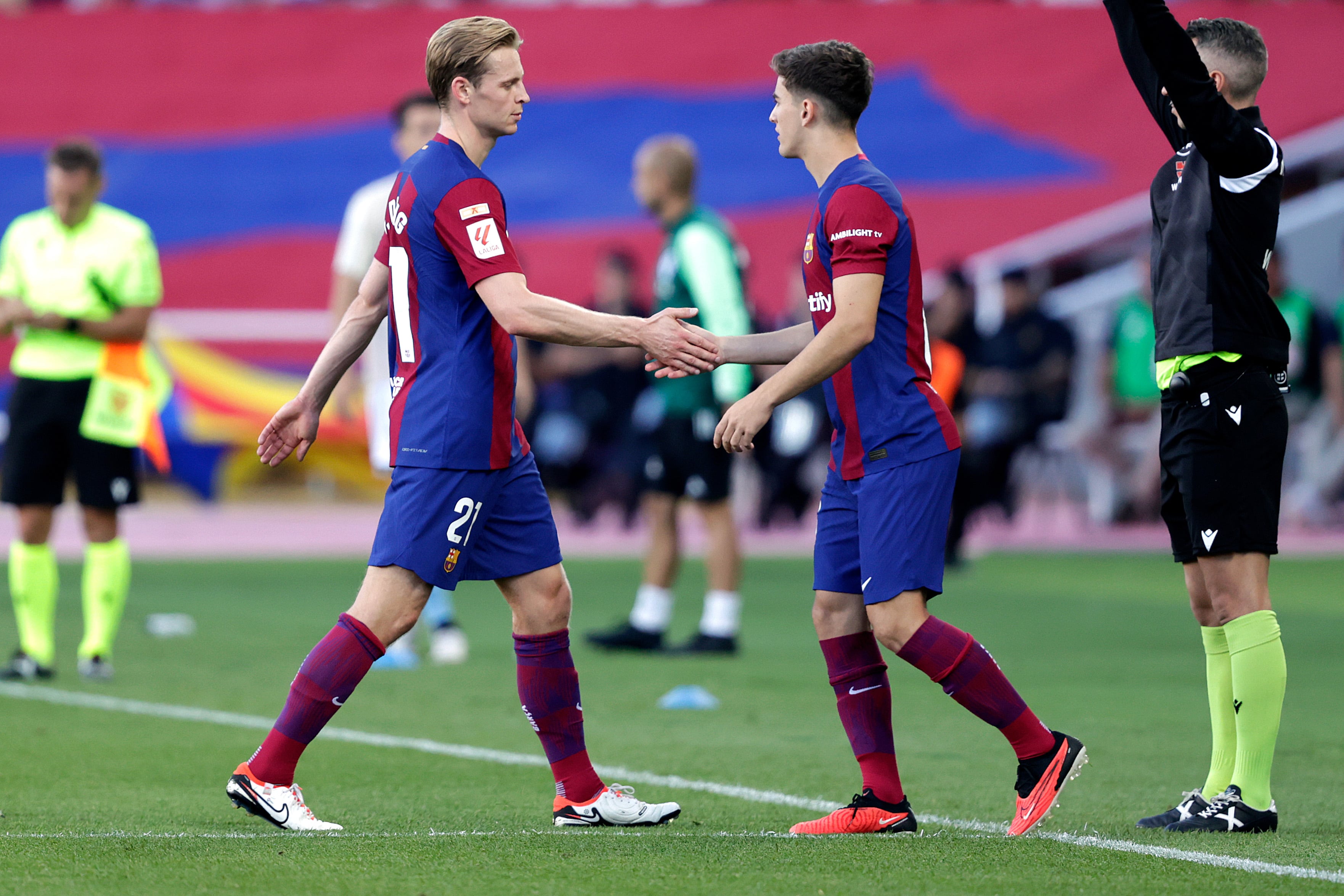 Frenki de Jong surt lesionat i entra en el seu lloc Gavi. (Photo by David S.Bustamante/Soccrates/Getty Images)