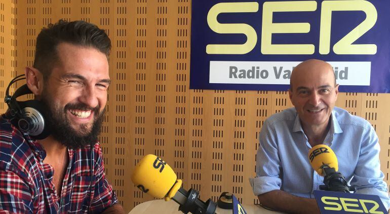 El cocinero Javier García Peña charla con Carlos Flores en los estudios de Radio Valladolid