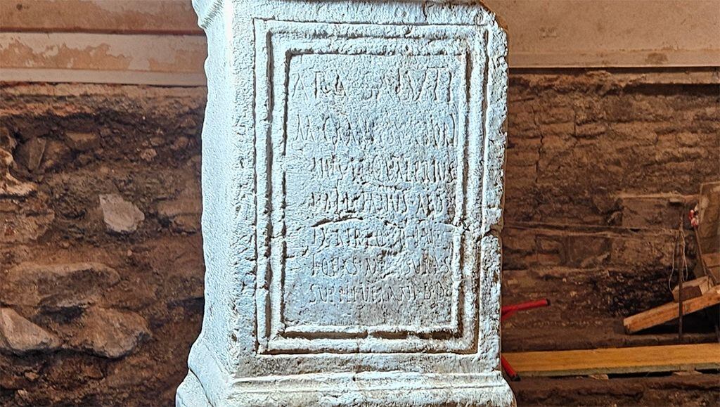 Detalle de la inscripción en el ara romana aparecida en la iglesia del Sagrario
