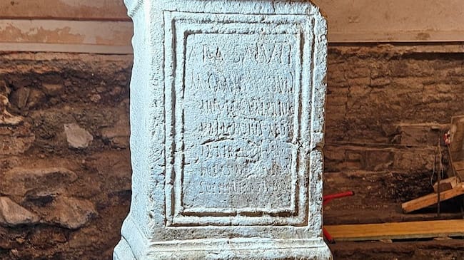 Detalle de la inscripción en el ara romana aparecida en la iglesia del Sagrario
