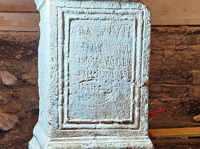 Detalle de la inscripción en el ara romana aparecida en la iglesia del Sagrario