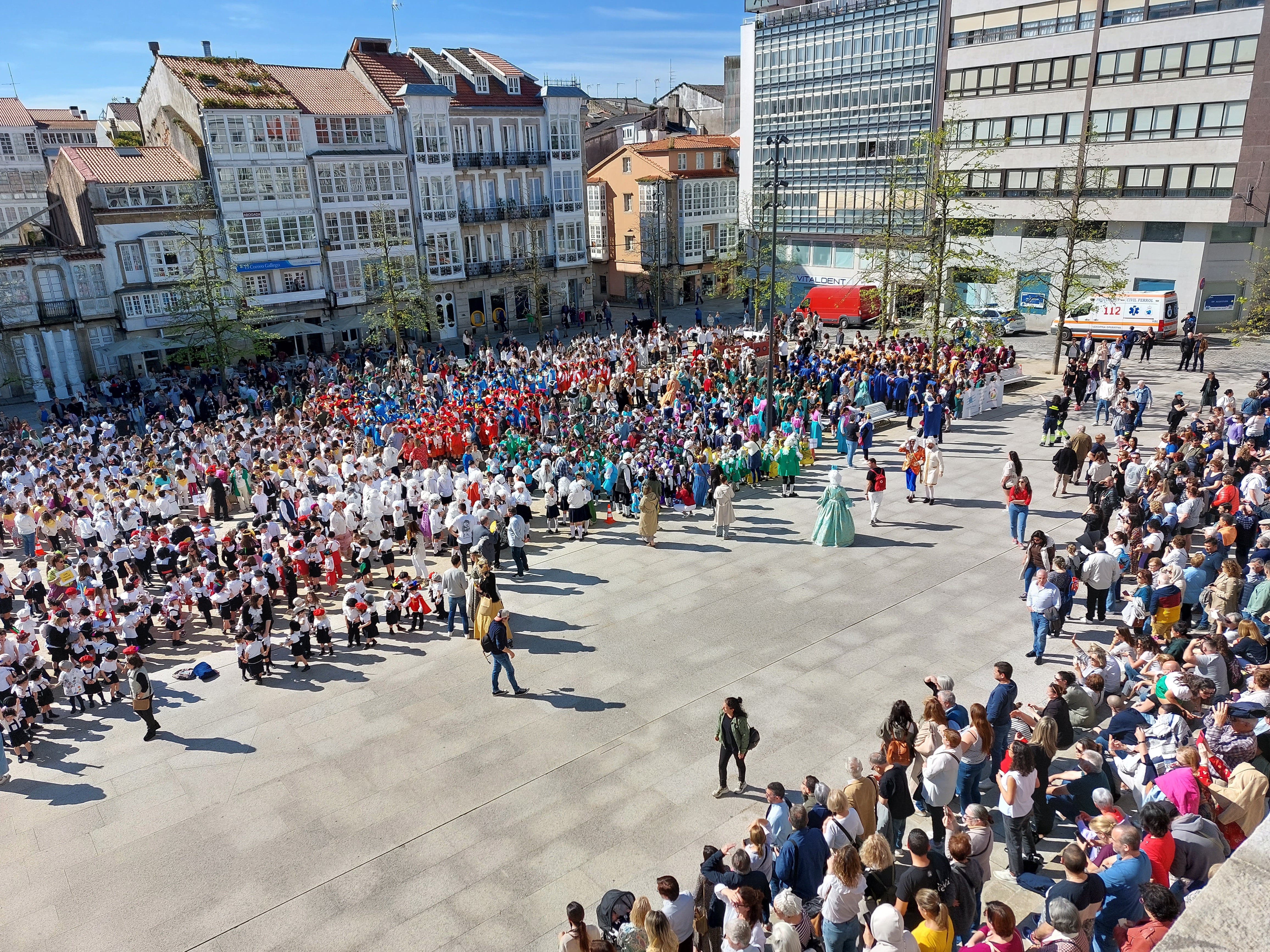 Un gran baile escolar en la plaza de Armas fue una de las principales actividades en la edición de 2023 (foto: Concello de Ferrol)