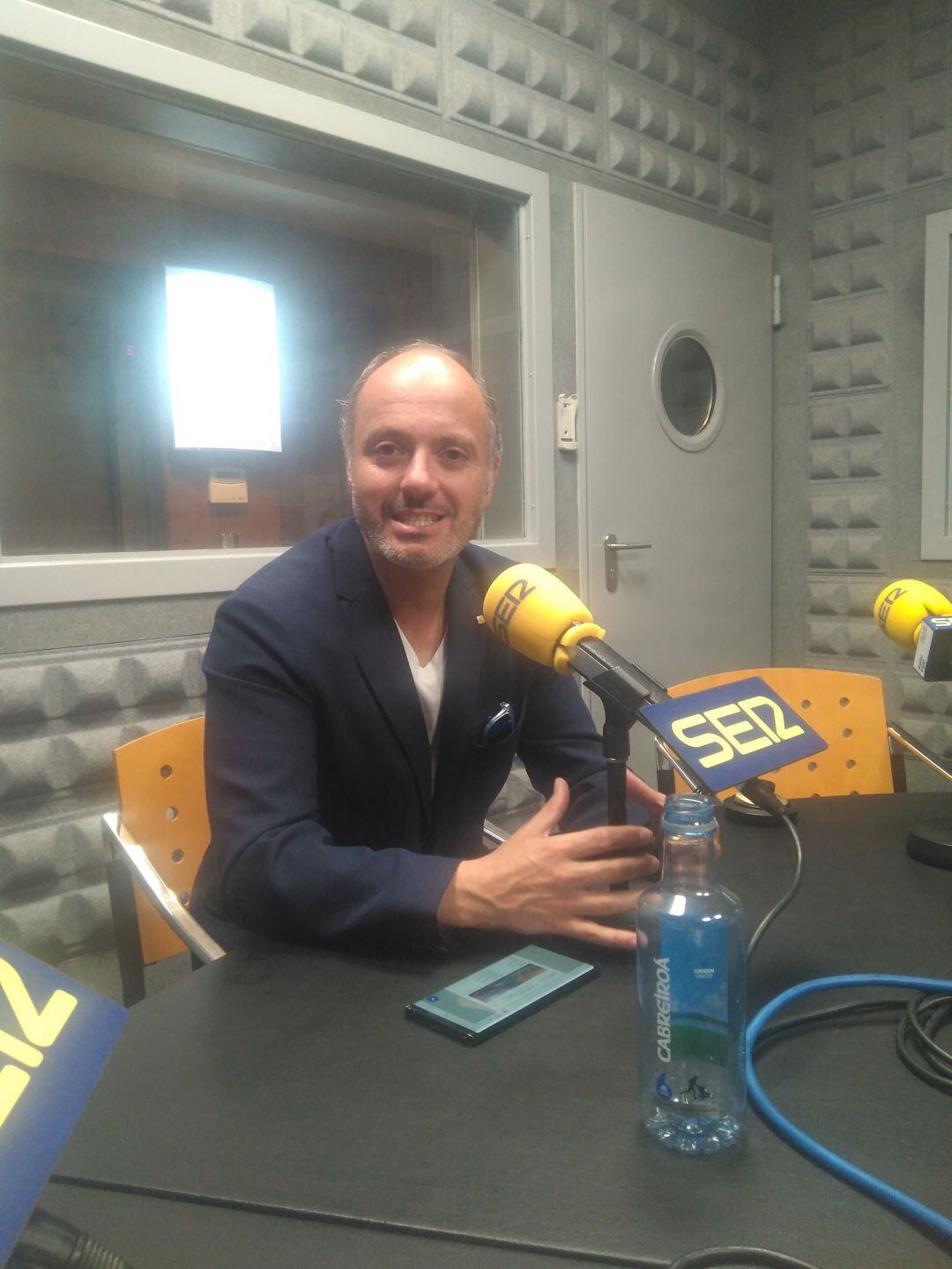 David Regades en los estudios de Radio Vigo