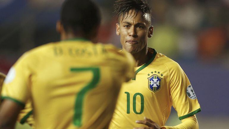 Douglas Costa celebra con Neymar su gol a Perú en la Copa América 2015.