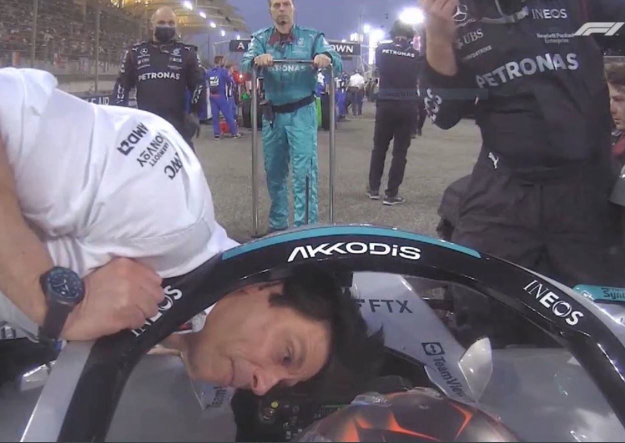 Toto Wolff hablando con George Russell antes de la salida del GP de Baréin