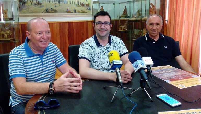Presidente y director de la Agrupación Musical Nuestra Señora de Riánsares presentando el Festival de Bandas