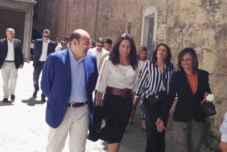 Sebastián Pérez, Dolores López y Rocío Díaz, paseando por Granada