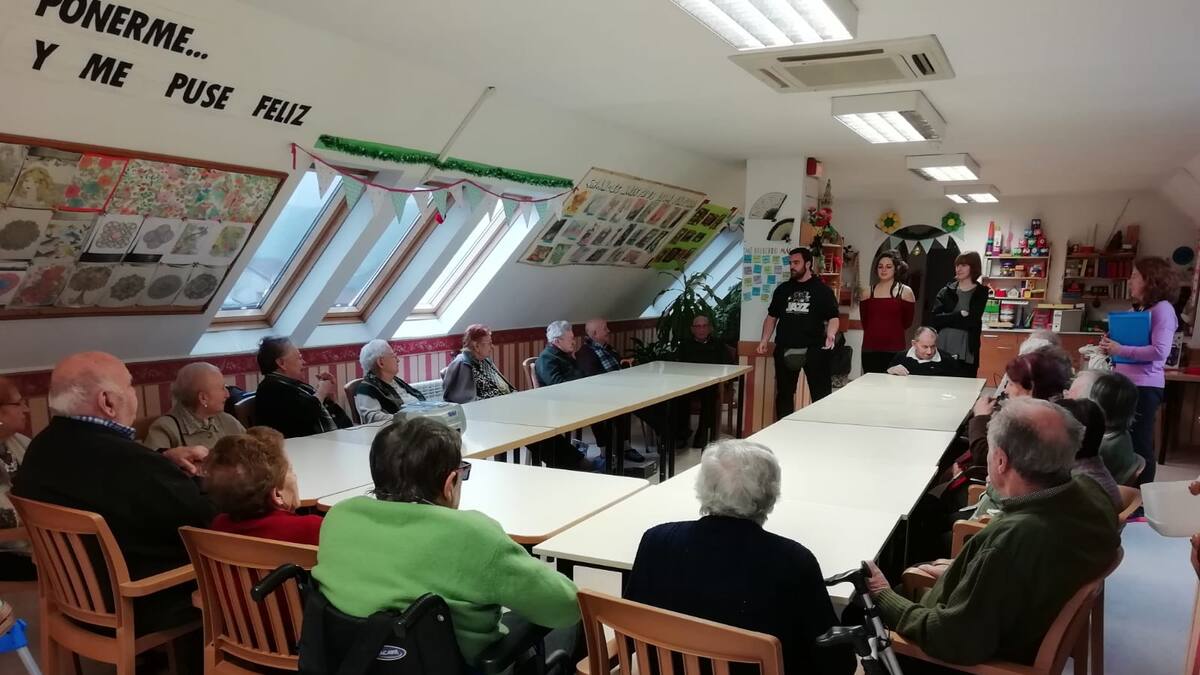 Alumnos de animación sociocultural y turismo han convivido con personas mayores