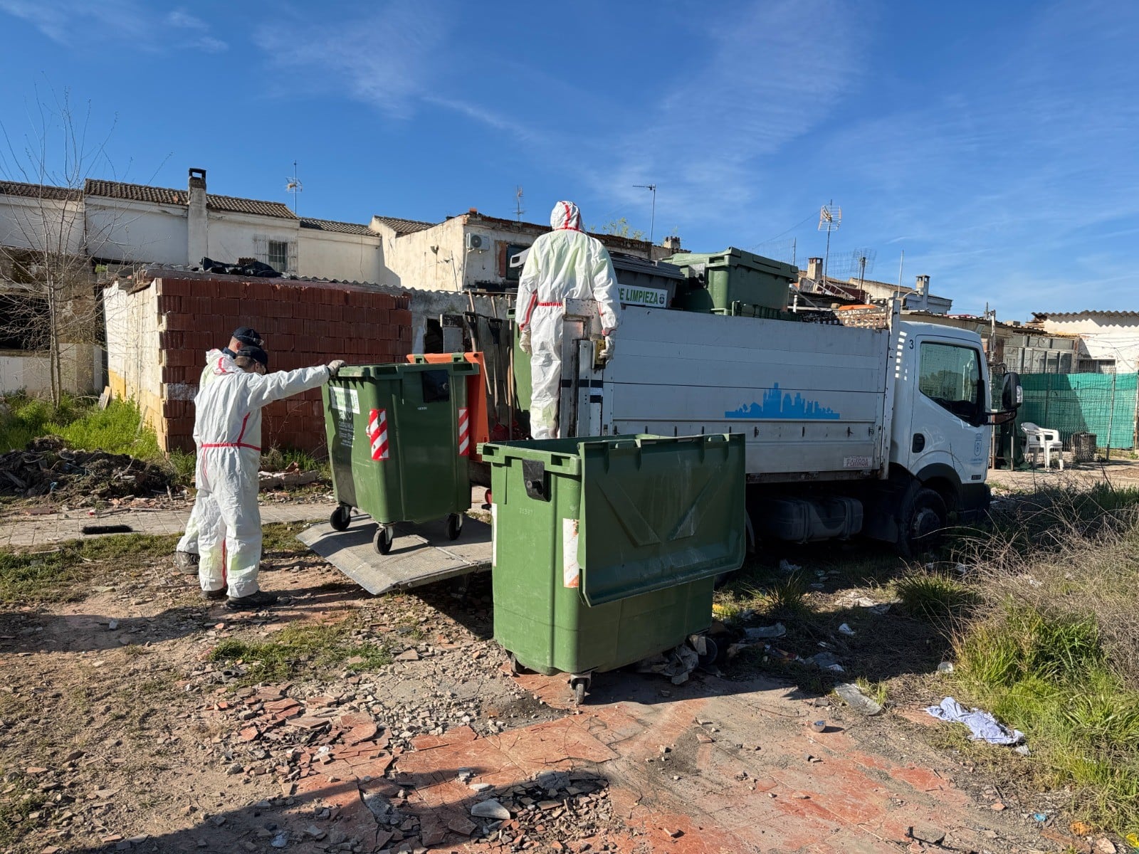 Trabajadores retirando los residuos en San Martín de Porres