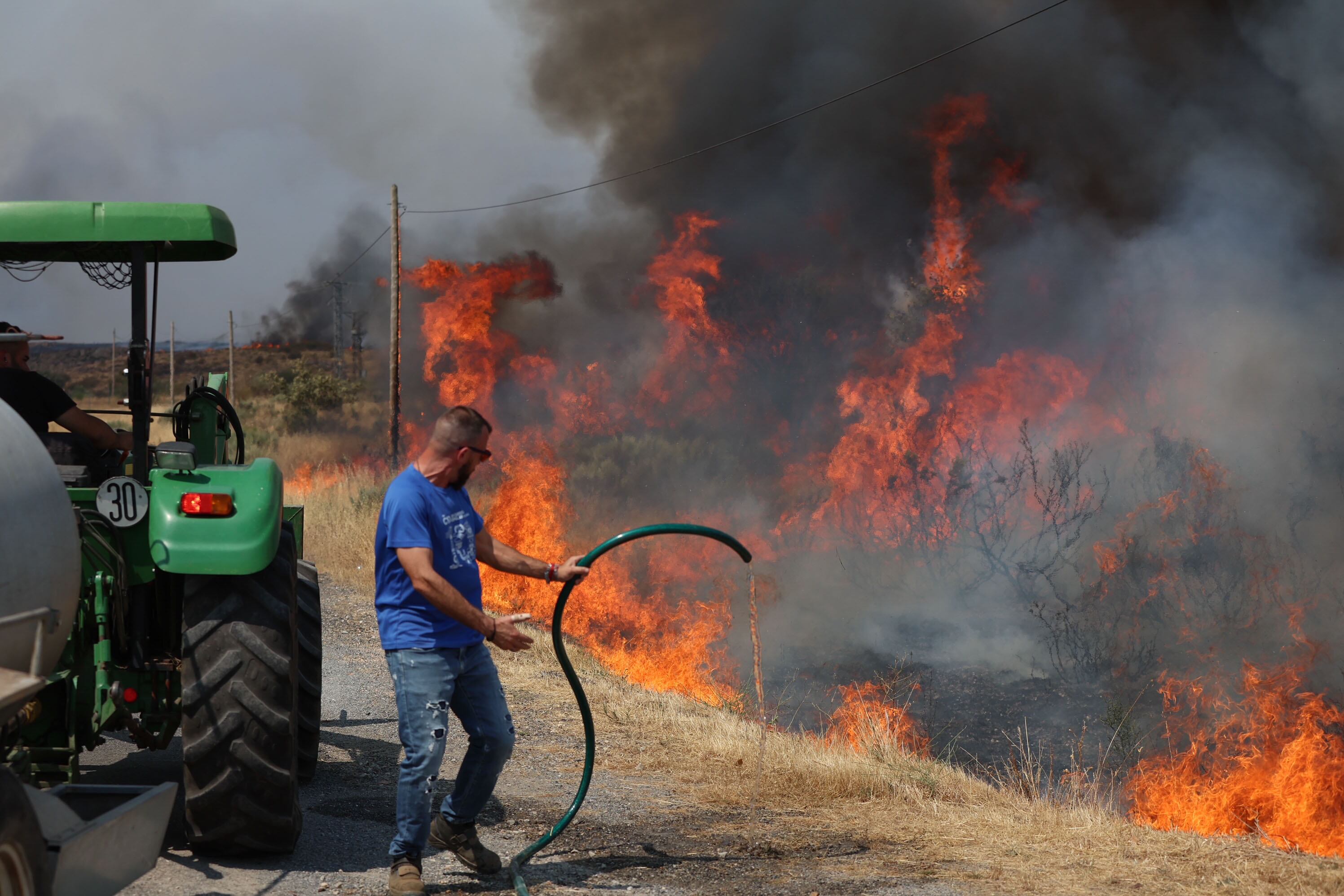 Una persona lucha contra las llamas del incendio de A Gudiña (Ourense), este jueves