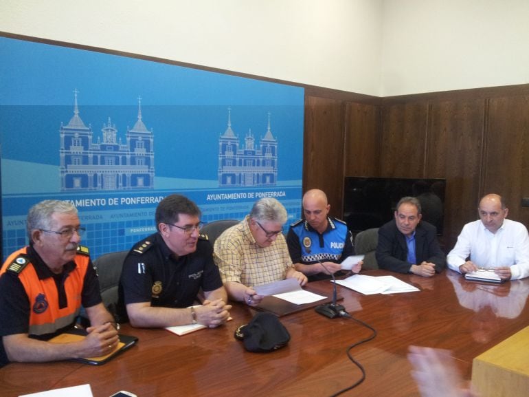 El Concejal de Seguridad y los representantes de los organismos participantes en el Plan de Actuación.